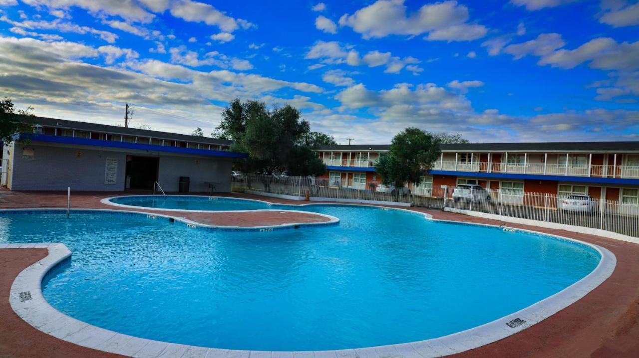 La Hacienda Hotel Laredo Exterior photo